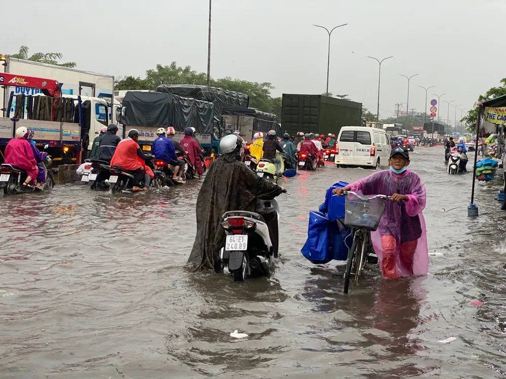 Mưa vào giờ tan tầm, lượng phương tiện lưu thông rất đông trên quốc lộ 1. z4810766557130_9c4f0918d33993d1c056b59d5ec8d50c.jpg