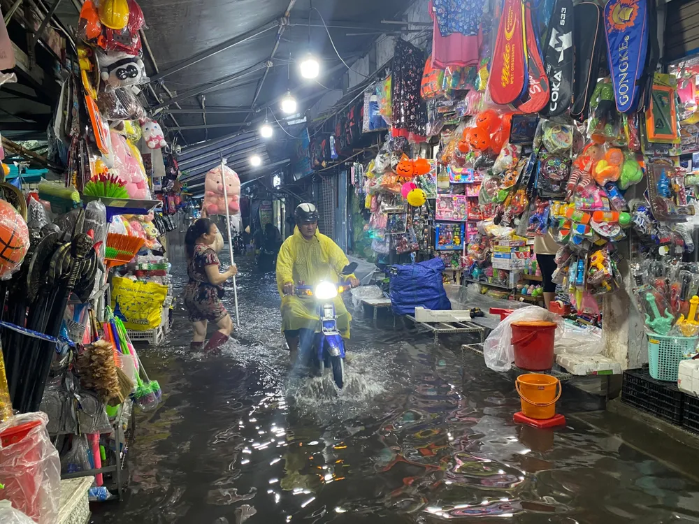 Người dân bì bõm đi chợ, tiểu thương phải làm kè canh nước. ngap