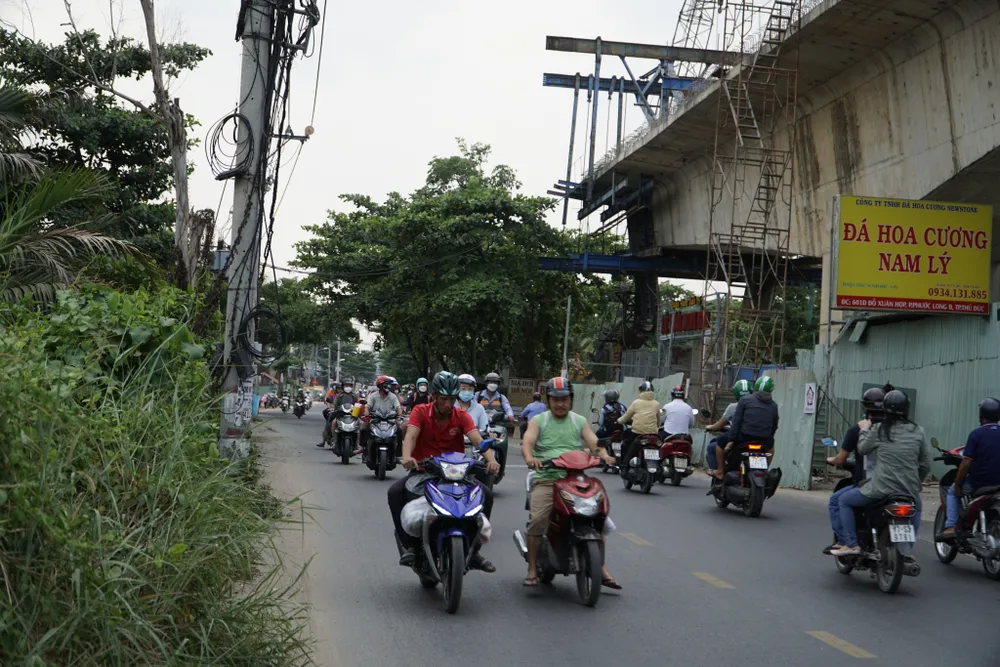 Đường Đỗ. Xuân Hợp thường xuyên ùn ứ. Ảnh: ĐT nam-ly5.jpg