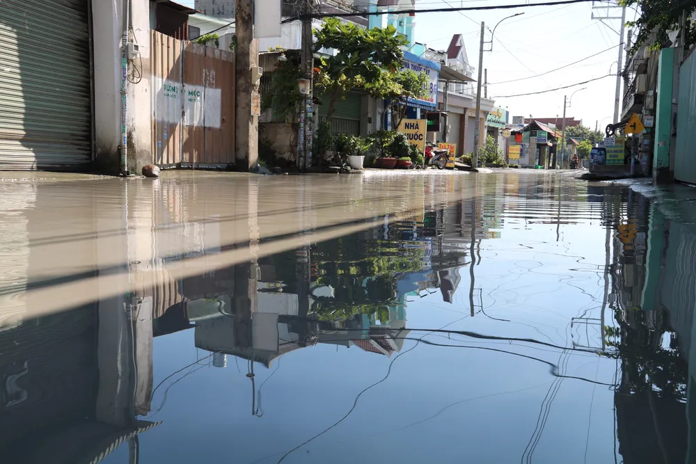 Hơn nửa năm, đường An Phú Đông 35 cứ mưa là ngập. z4812085295331_d8030c66b137019a4d864b9cfcb623de.jpg