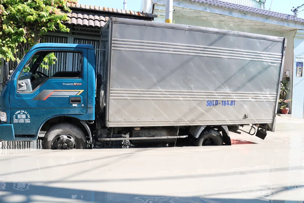 Có đến 2 bãi giữ xe tải trên tuyến đường này. z4812085358997_31aef69091ee13103e1c7afa14740136.jpg