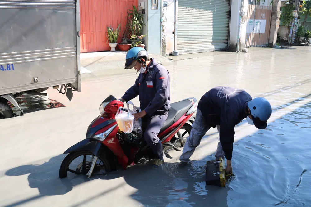 Nước ngập ngang bánh xe . z4812085401788_9f9fbf9797c8b9043ce4159995962ccf.jpg