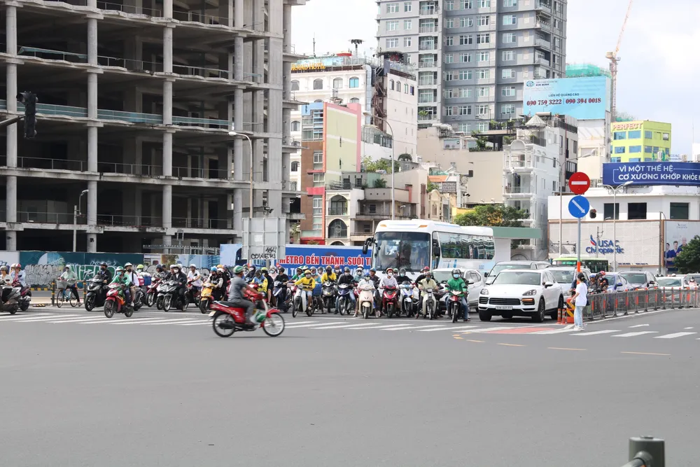 Các phương tiện đông đúc hơn ở khu vực đường Hàm Nghi (quận 1). z4815497447895_396e2dc3464c8f03ea97bb81d604b42b.jpg