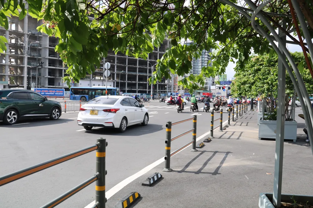 Khung cảnh mát mẻ trước cổng Nam chợ Bến Thành. z4815497583739_040a569fd3b7eb095f5f5c75a4130701.jpg