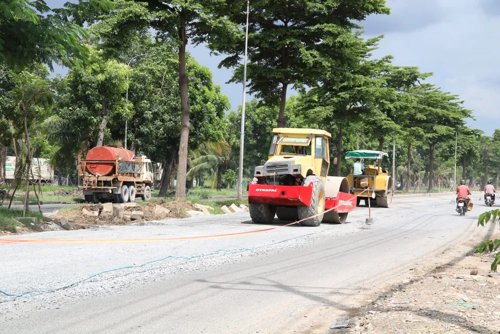 Đường Nguyễn Văn Linh đoạn qua huyện Bình Chánh đang được thi công sửa chữa z4816292868110_780089029ca275e3072164e8da7e6028.jpg
