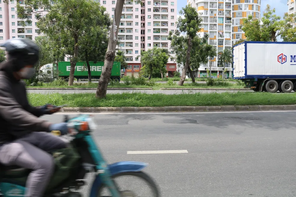 Đường Nguyễn Văn Linh có mật độ phương tiện đi lại rất lớn. z4816293026227_51e993f2d088d0442e6996b6d624b869.jpg