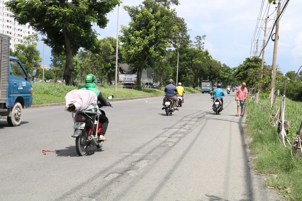 Ổ gà lỗ chỗ trên đường Nguyễn Văn Linh. z4816293049991_a931a20b575551ffb5c45cfdc874d0bc.jpg
