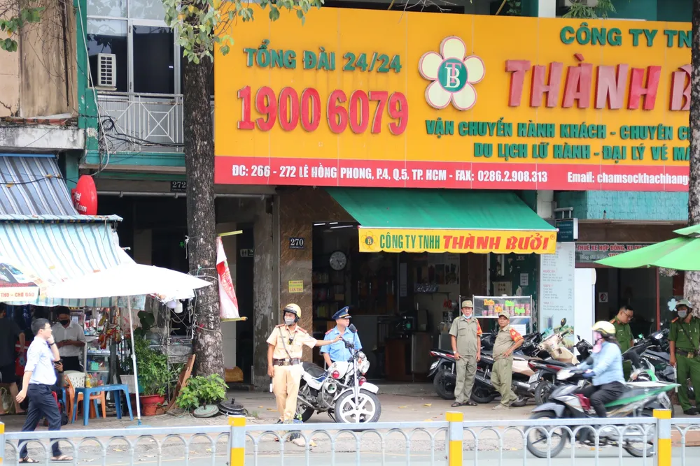 Trụ sở chính của hãng xe Thành Bưởi số 266 -272 Lê Hồng Phong đang được Công an TP.HCM kiểm tra. Ảnh: NHƯ NGỌC thanh-buoi