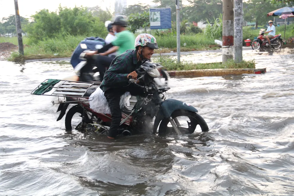 Nhiều hộ dân cho biết, phải mất 1-2 ngày thì nước mưa mới có thể rút. z4826362325666_2ee4e0114a02b80728e202f15ebc014c.jpg