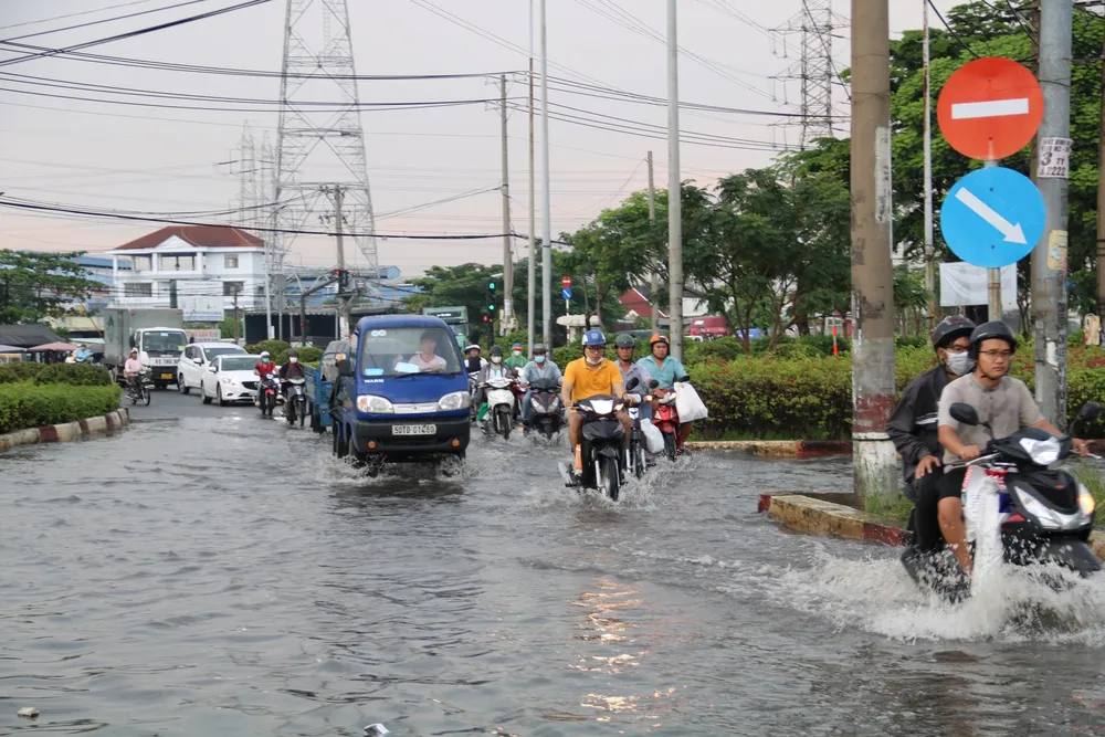 Vào giờ tan tầm, lượng phương tiện lưu thông khá cao. z4826362351521_d6c798f65b76068916928b93db4203ed.jpg