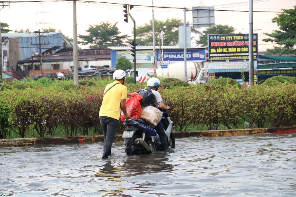 Nhiều phương tiện chở đồ cồng kềnh, phải di chuyển chậm. z4826362355025_5bfac8fa76b9615e8b634ae1f1f2effa.jpg