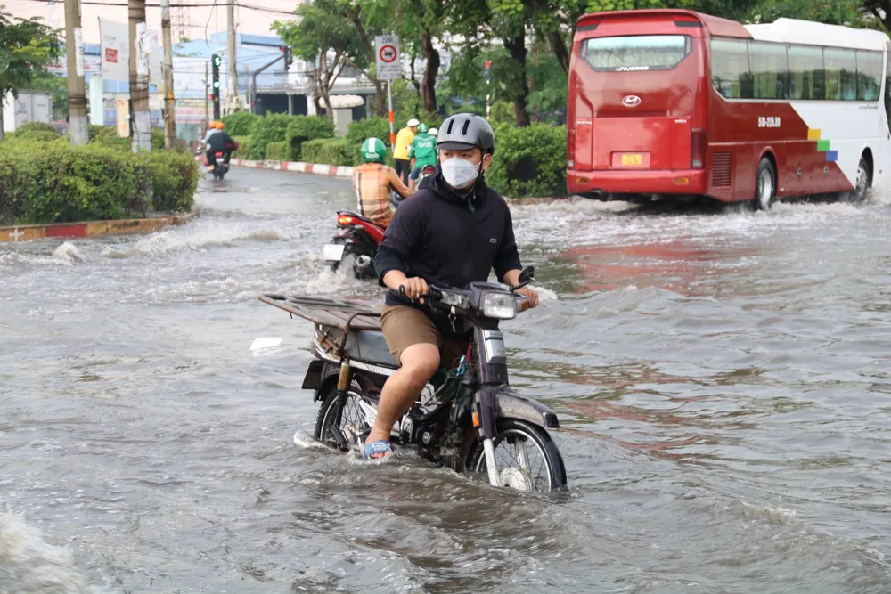 Xe chết máy giữa đường, nhiều người cố đạp máy. z4826362365901_f57d7e7a07aa00e5ac54155906330f64.jpg
