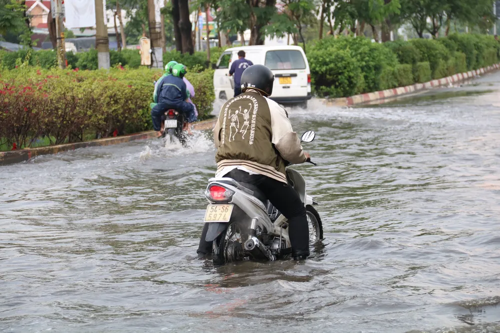 Nước ngập hơn nửa bánh xe, nhiều phương tiện di chuyển khó khăn. z4826362383243_6610d76d772c053f2763431f55029112.jpg