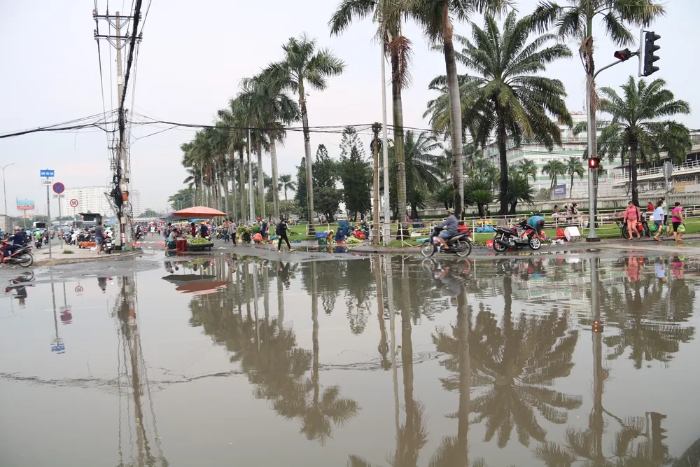 Trước công ty Pouyuen vũng nước lớn xuất hiện. z4826362408718_d82dc06d013383d2db96cfe2f68cfe38.jpg