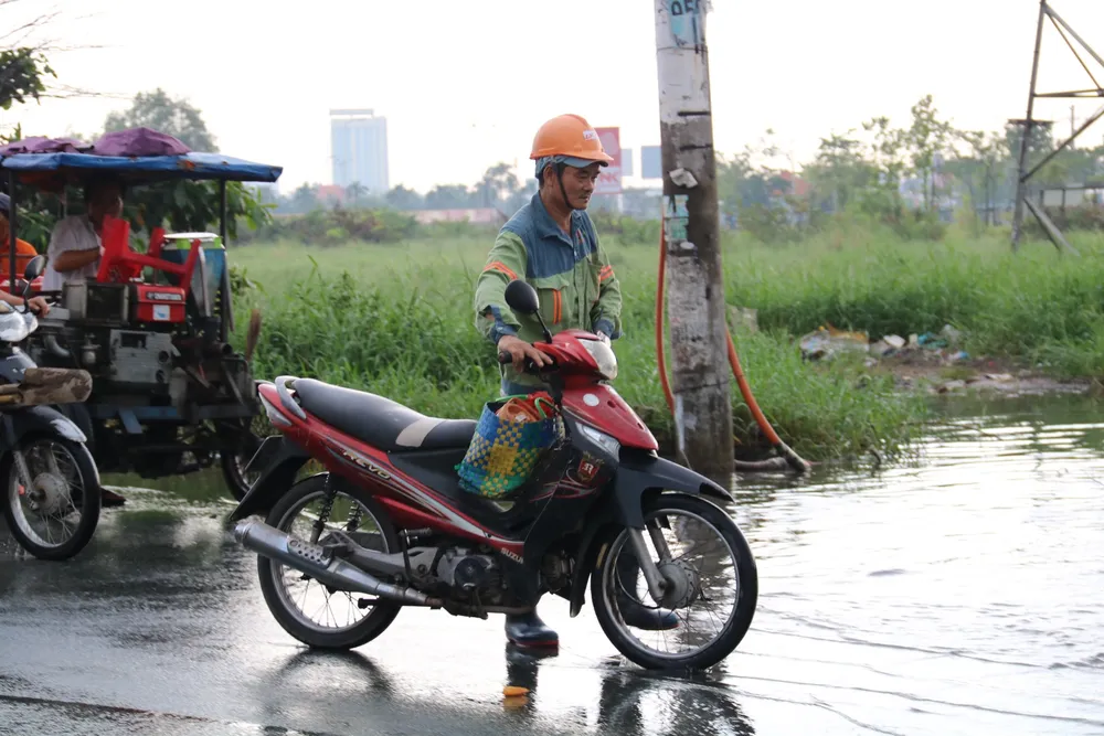 Người dân không dám chạy xe qua đoạn đường ngập. z4826362420664_b4bbe096adc3fa0164a5da013779dc91.jpg