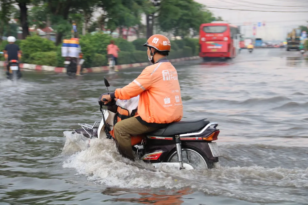 Mỗi khi có xe lớn di chuyển, nước tràn lên bờ vào nhà người dân khu vực này, z4826362530815_a5438dbcd29f9fda826f0d4792c77d3e.jpg