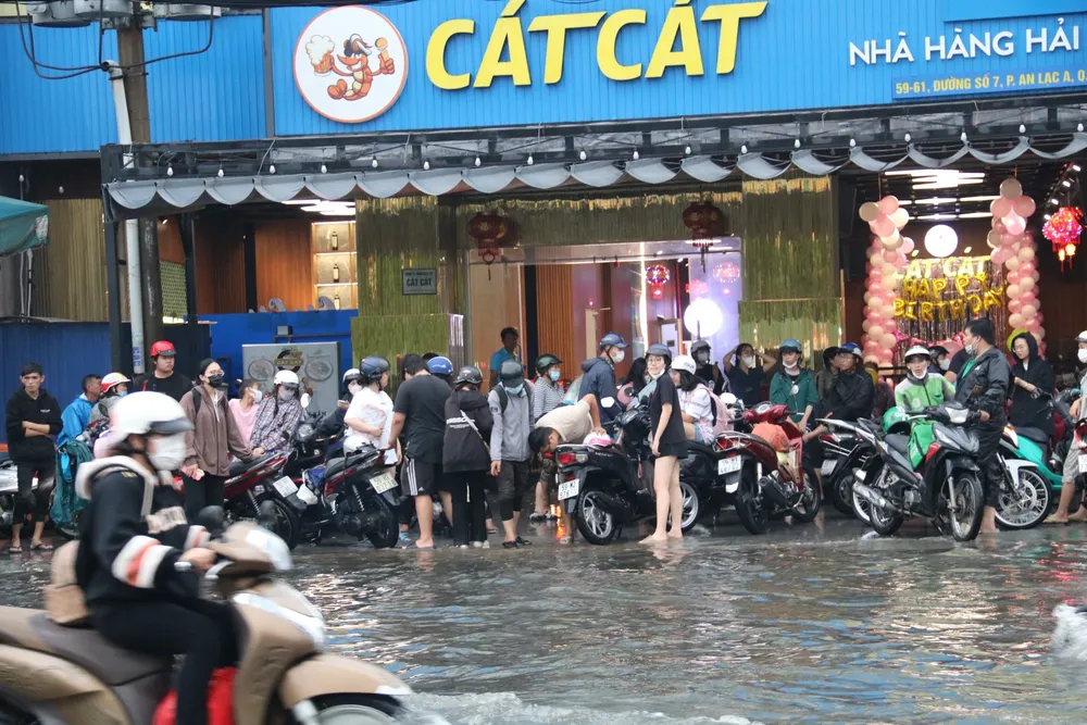 Đường số 7 bị ngập, người dân tấp vào lề đường để né ngập. 1-ngap.jpg