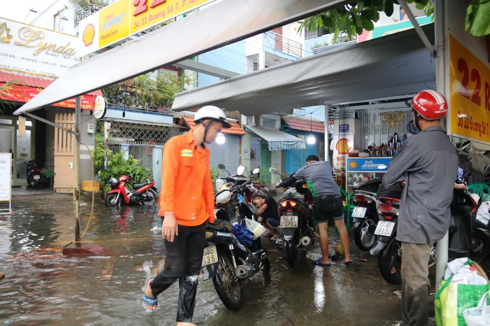 Nhiều phương tiện chết máy phải di chuyển vào tiệm sửa xe. 10-ngap.jpg