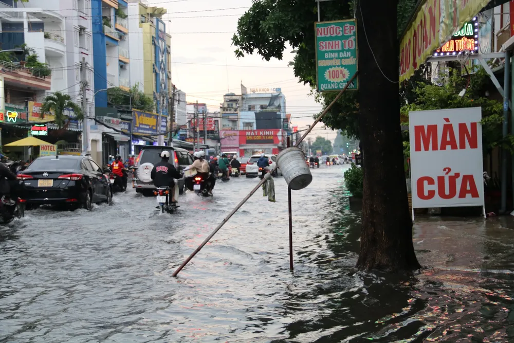 Người dân cảnh báo những đoạn ngập, nguy hiểm. 11-ngap.jpg