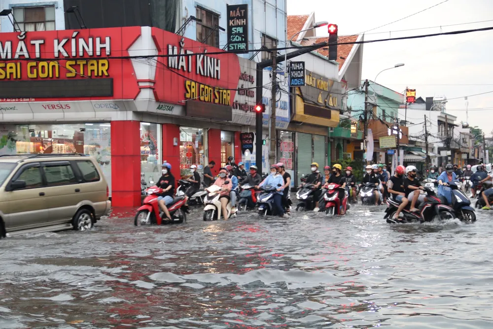 Người dân tìm cách di chuyển qua những tuyến đường đỡ ngập hơn. 2-ngap.jpg