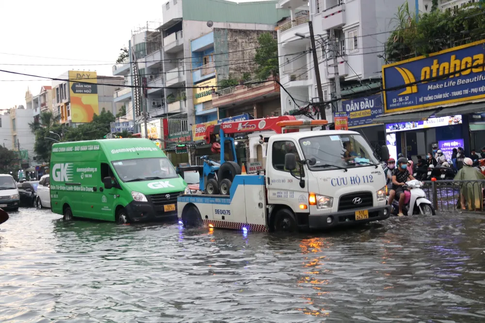 Xe cứu hộ nhanh chóng có mặt để "giải cứu" xe chết máy. 4-ngap.jpg