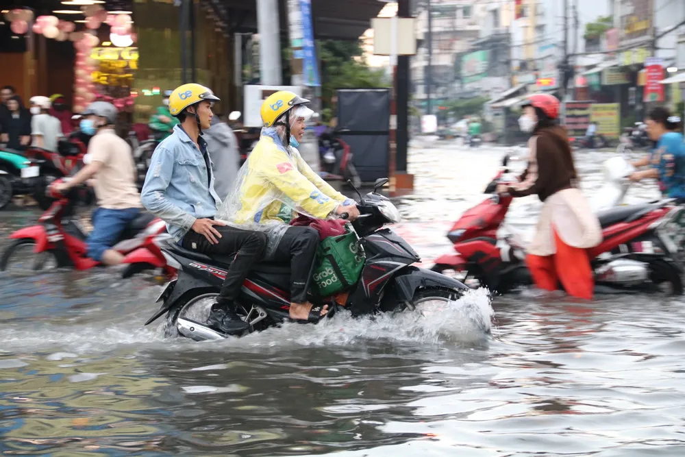 Người dân vất vả đi qua những đoạn đường ngập. 5-ngap.jpg