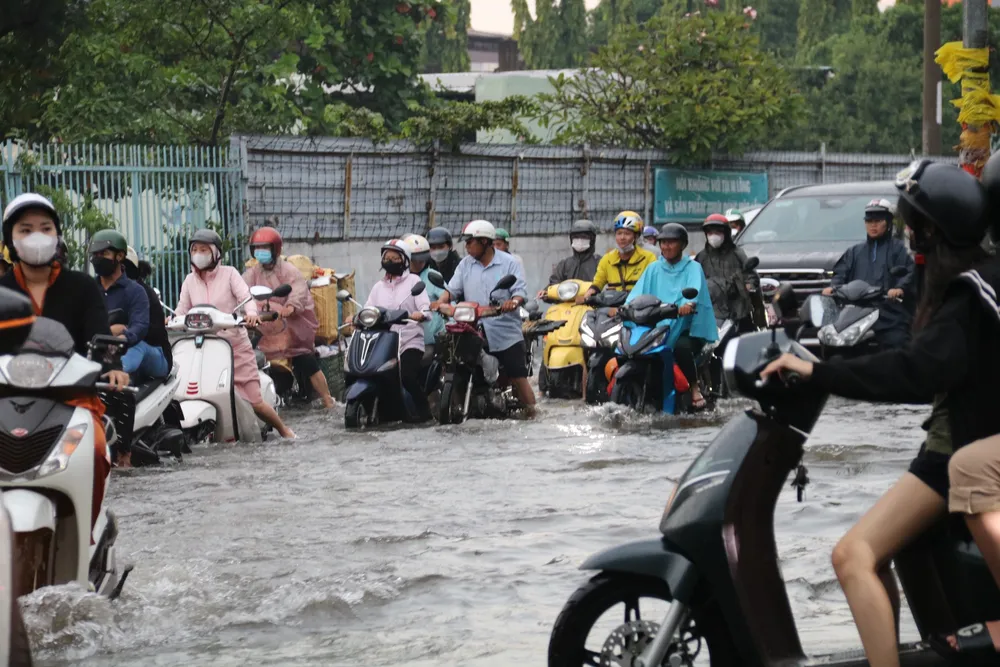 Đường ngập, các phương tiện di chuyển khó khăn. ngap-13.jpg