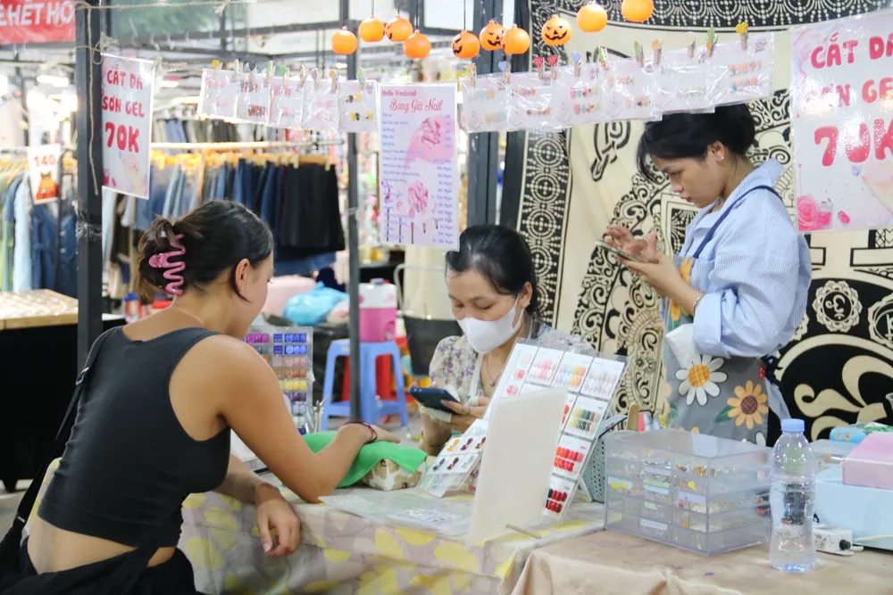 Gian hàng làm nail cũng tấp nập khách. z4828632914316_7df9a82b3ec8f456010722f718686d9c.jpg
