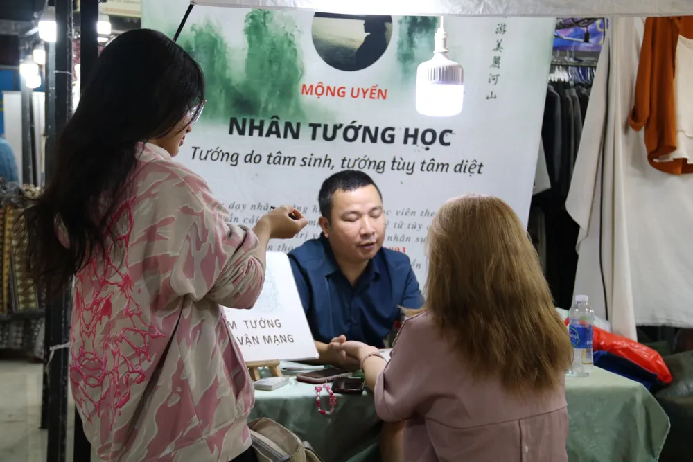 Nhiều gian hàng xem bói được đông đảo giới trẻ đến xem. z4828632929007_4cf43907a3d5fa413ae76e2ac7c29b4a.jpg