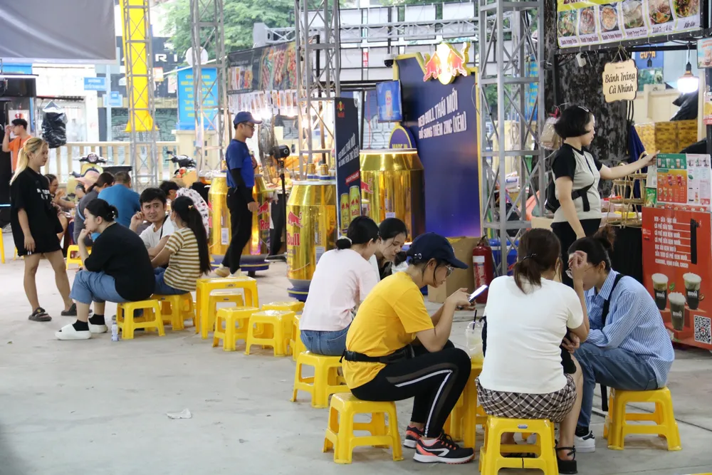 Không gian ăn uống của chợ phiên Hello Weekend Market (quận 1). z4828632964316_a9ddc512ef21f4d6aa416aeea17a640a.jpg
