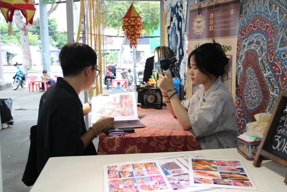 Vẽ henna-nghệ thuật vẽ Ấn Độ cũng xuất hiện tại chợ phiên. z4828633020356_7ffc6b1ad2795f4d1708cef4f24f1577.jpg