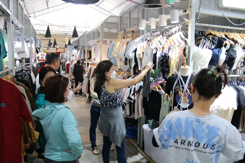 Nhiều người lớn tuổi cũng thích thú mua sắm. z4828633040315_bb146f1a21669ef328456e57a34e4467.jpg