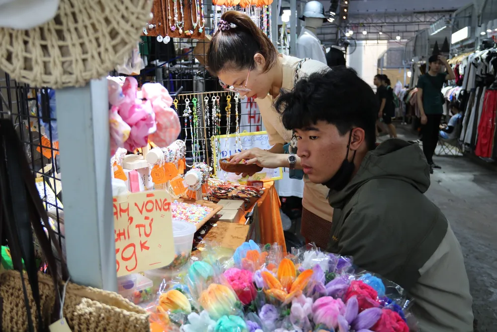 Khách hàng thích thú làm vòng tay handmade. z4828633071822_103e3b1b9c4489fae609a848136cbb25.jpg