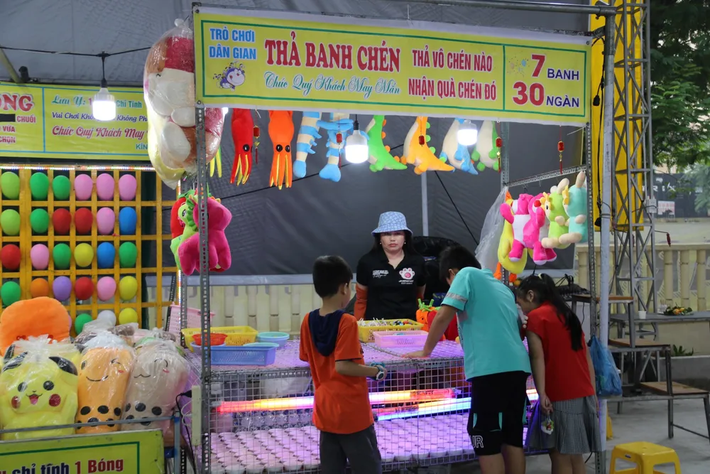 Nhiều trẻ em thích thú đến chợ phiên vui chơi. z4828633074385_44f642cdd23f28a2ffc7112f02ba4747.jpg