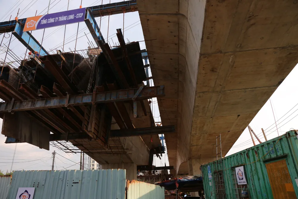 Nhiều mũi thi công đang được nhà thầu đẩy nhanh tiến độ. cau-nam-ly-2.jpg