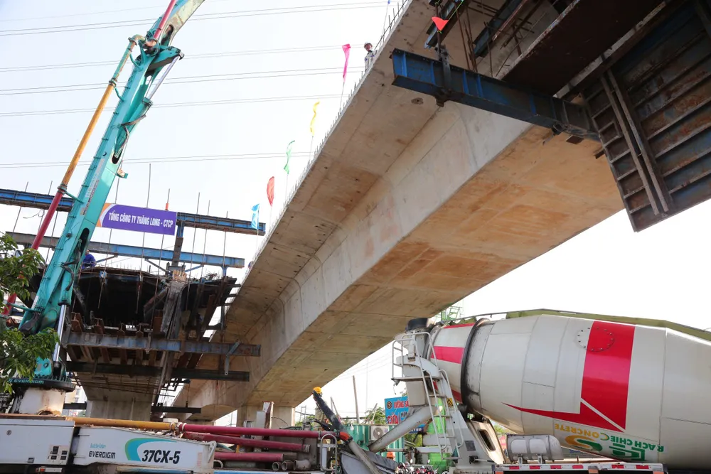 Hiện nay các nhà thầu đang tích cực đẩy nhanh tiến độ thi công. cau-nam-ly-4.jpg