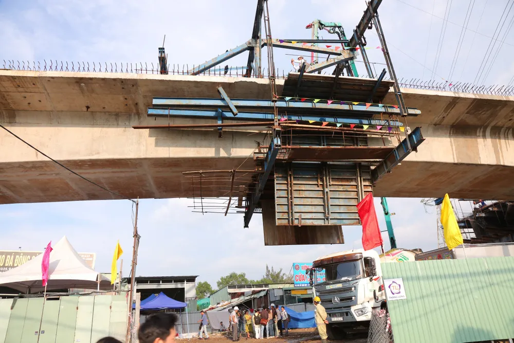 Hợp long nhịp chính đơn nguyên 1 cầu Nam Lý. cau-nam-ly-6.jpg