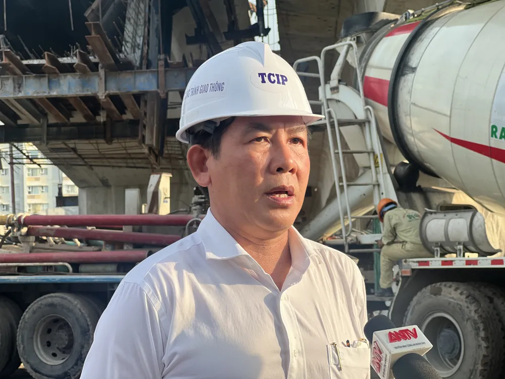 Ông Lương Minh Phúc, Giám đốc Ban Giao thông thông tin về tiến độ dự án cầu Nam Lý. IMG_0242 2.JPG