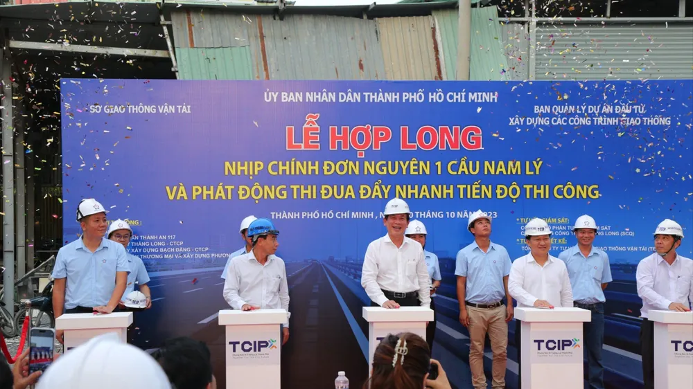 Ban Giao thông cùng UBND TP Thủ Đức và các nhà thầu tổ chức lễ hợp long nhịp chính đơn nguyên 1 cầu Nam Lý. nam-ly-1.jpg
