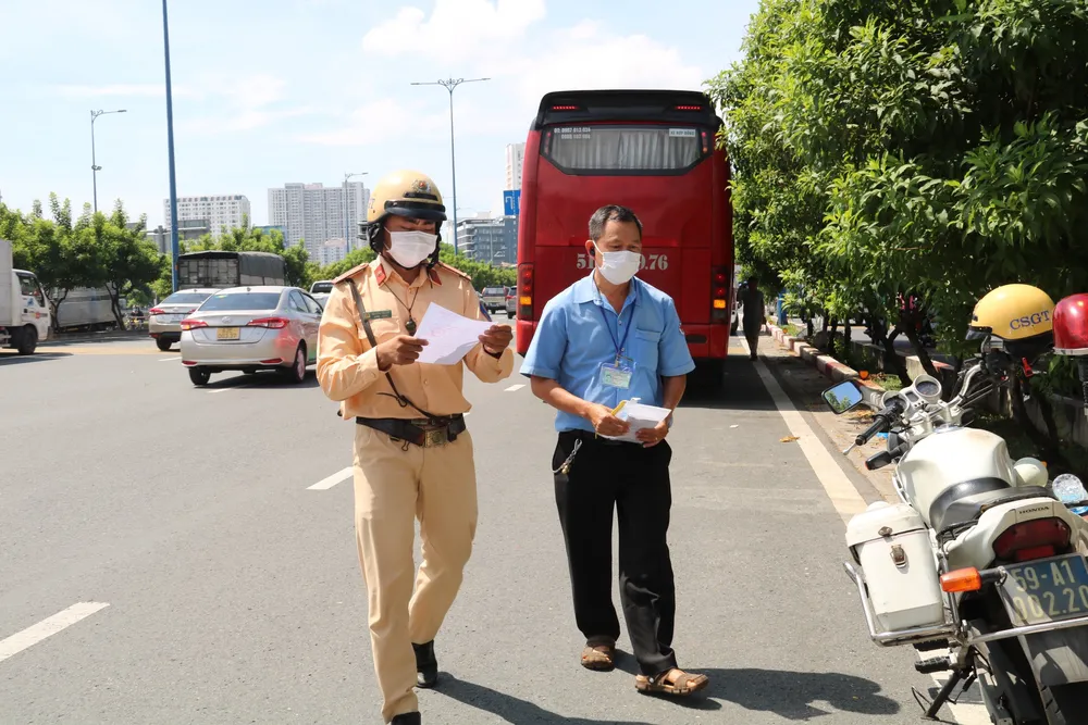 CSGT Bến Thành ra quân kiểm tra xe khách
