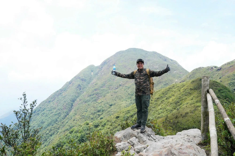 Dược sĩ Huỳnh Thanh Danh đang đi săn tìm chụp ảnh chim hoang dã