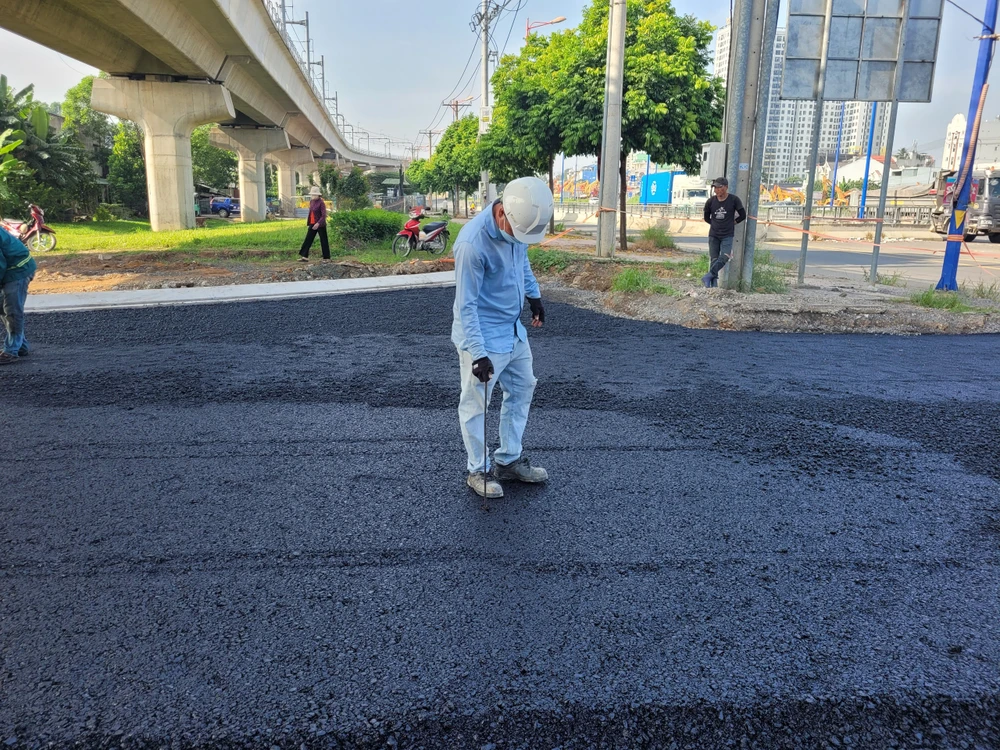 Đường Hoàng Hữu Nam kết nối với Bến xe Miền Đông mới được thảm nhựa