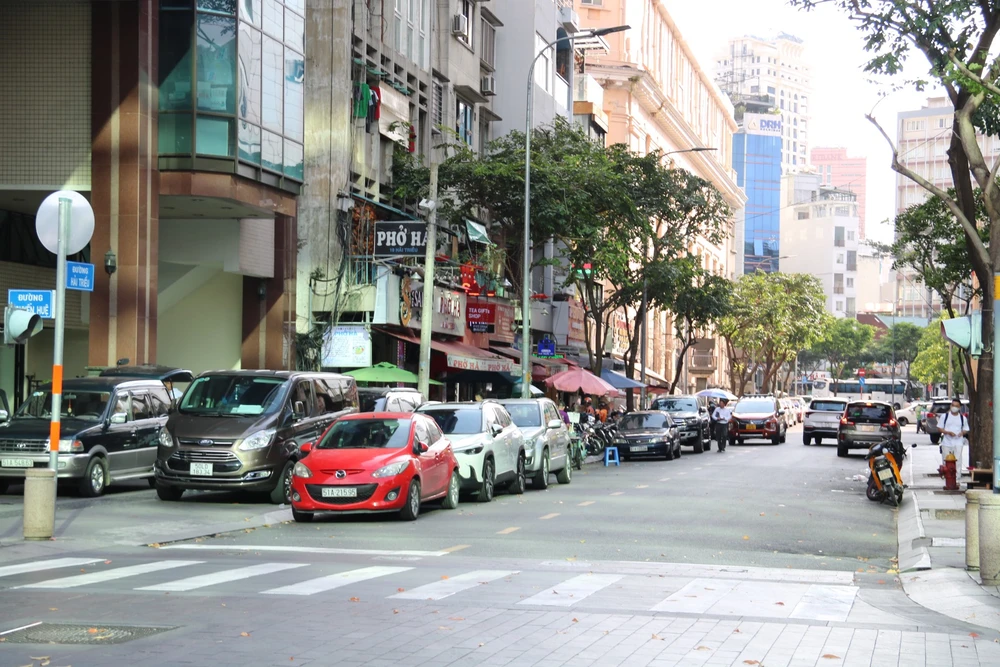 Lấn chiếm vỉa hè ở TP.HCM diễn ra liên tục