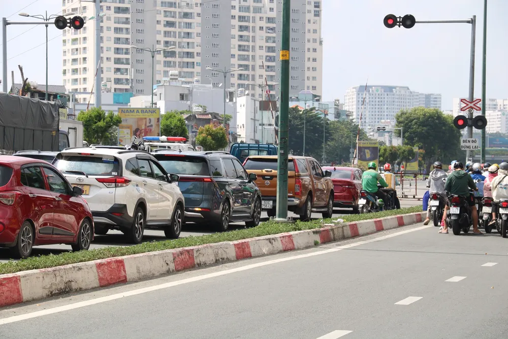 Xe máy chạy vào đường cấm ở đường Phạm Văn Đồng, CSGT TP.HCM xử phạt nghiêm