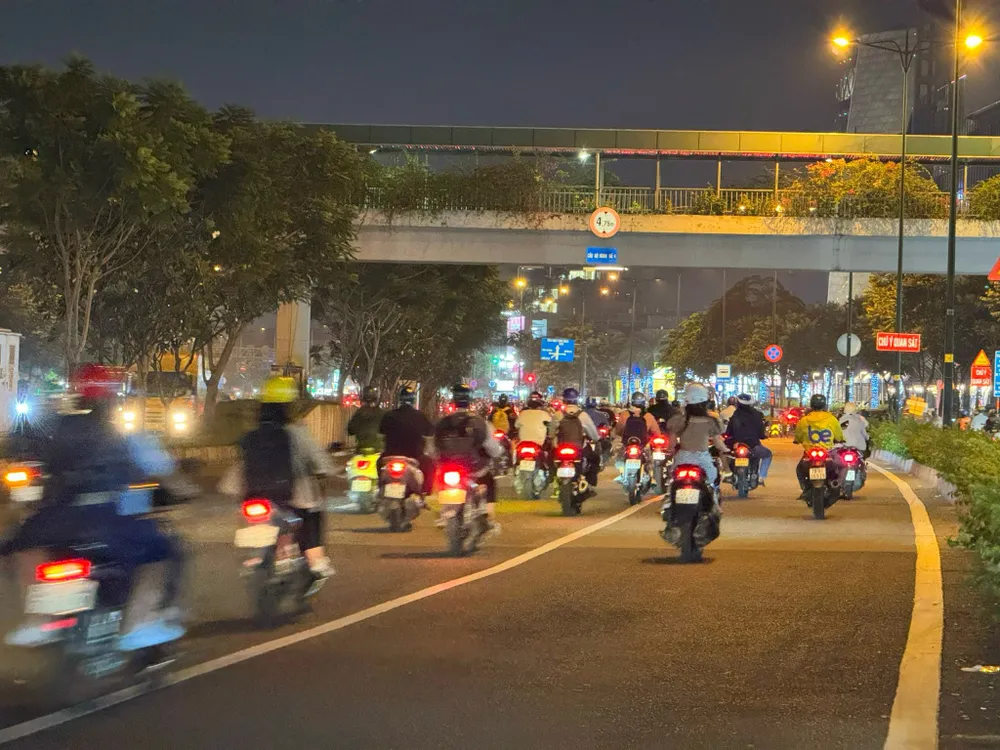 Xe máy chạy vào đường cấm ở đường Phạm Văn Đồng, CSGT TP.HCM xử phạt nghiêm