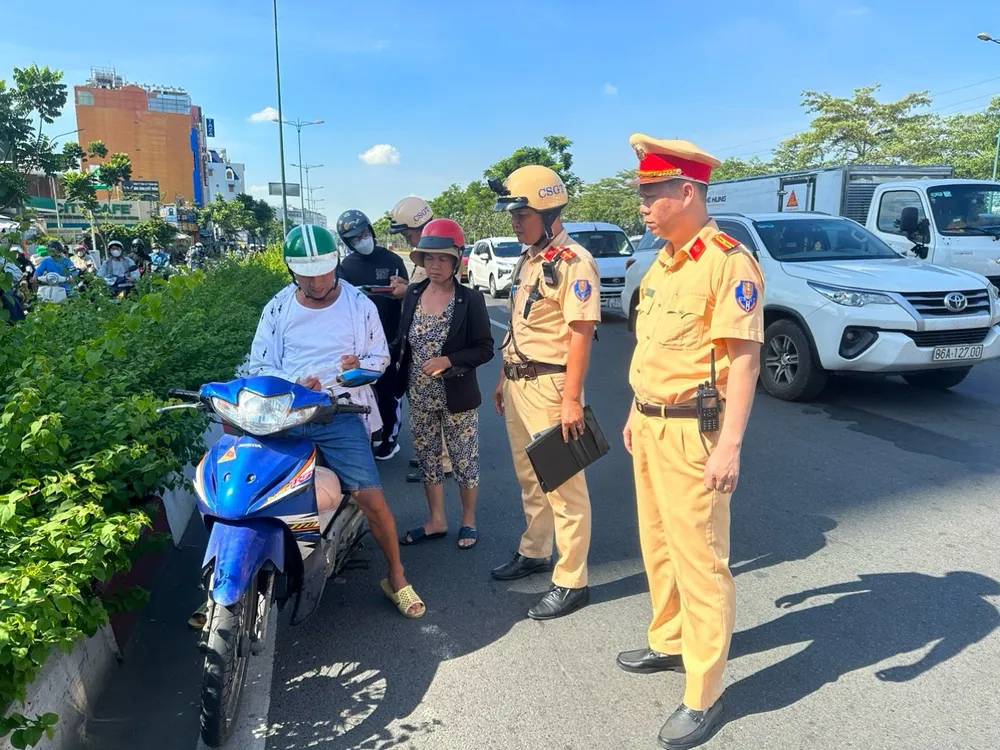 Xe máy chạy vào đường cấm ở đường Phạm Văn Đồng, CSGT TP.HCM xử phạt nghiêm