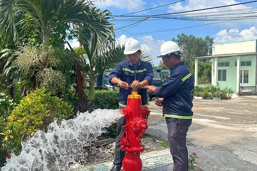 Hiện nay, 100% người dân TP.HCM đang được sử dụng nước sạch. Ảnh: ĐÀO TRANG su-dung-nuoc-sach