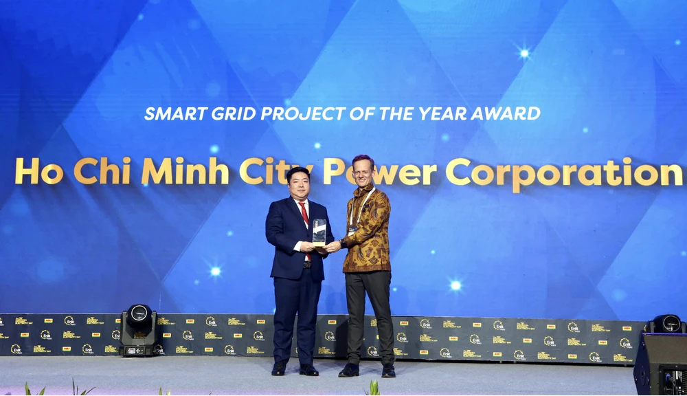 EVNHCMC đạt giải thưởng dự án lưới điện thông minh của năm tại hội nghị quốc tế Enlit Asia 2023