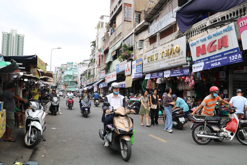 Từ khi thành lập phố chuyên doanh văn phòng phẩm khu phố đông đúc hơn hẳn. Những con phố chuyên doanh độc đáo tại TP.HCM