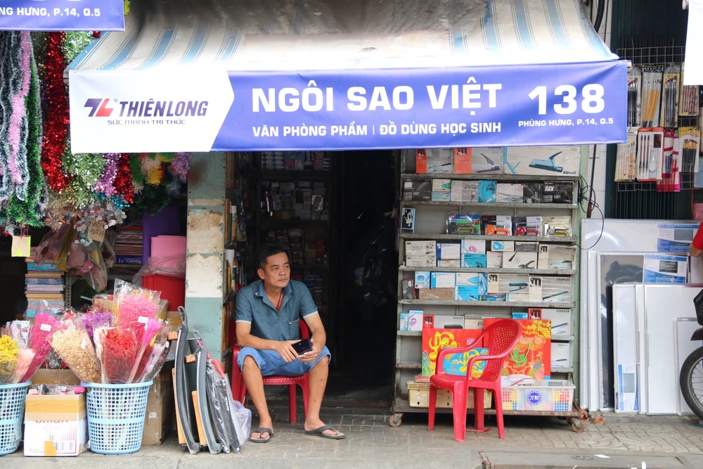Ông Thành-người kinh doanh trên đường Phùng Hưng hơn 10 năm kỳ vọng khu phố sẽ sầm uất hơn nữa trong thời gian tới. Những con phố chuyên doanh độc đáo tại TP.HCM
